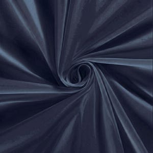 Pu&ograve; includere: Primo piano di un tessuto blu navy con un motivo a spirale. Il tessuto ha una consistenza setosa e liscia e riflette la luce, creando riflessi e ombre. Il tessuto &egrave; drappeggiato e piegato, creando un effetto a spirale.