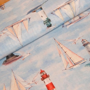 Peut inclure: Tissu bleu clair avec un motif nautique représentant des voiliers, des phares et des mouettes. Les phares sont rouges et blancs, et blancs avec des détails verts. Les voiliers ont des voiles blanches. Le tissu a un effet aquarelle.