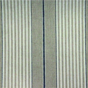 Pu&ograve; includere: Un primo piano di un tessuto con strisce alternate beige e blu scuro. Il tessuto ha una trama tessuta.