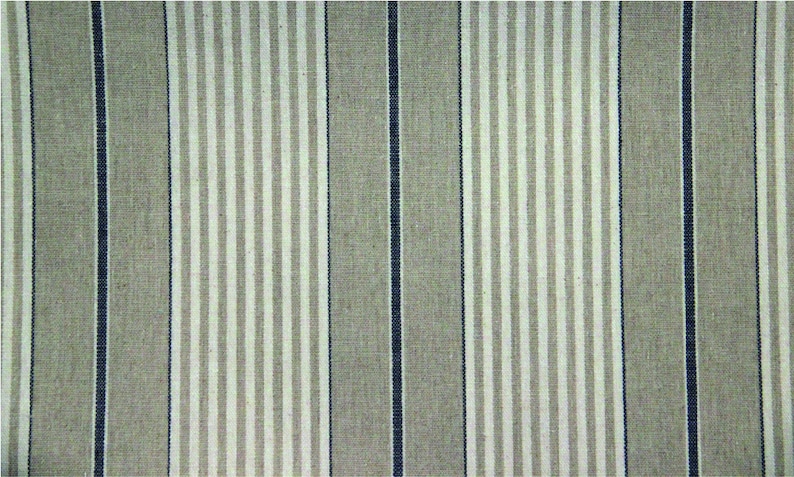 Pu&ograve; includere: Un primo piano di un tessuto con strisce alternate beige e blu scuro. Il tessuto ha una trama tessuta.