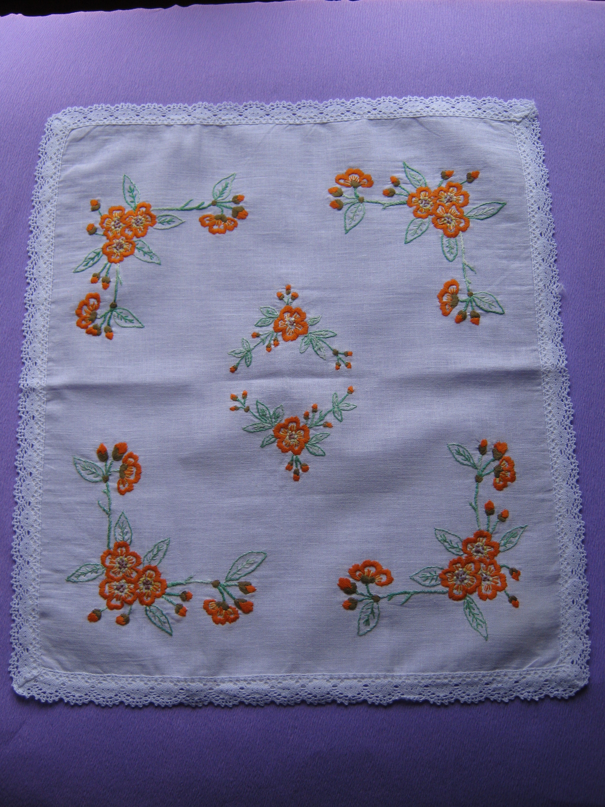 Napperon Brodé A La Main | N 61