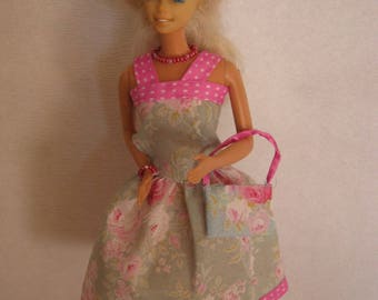 Short dress has flowers (B221)