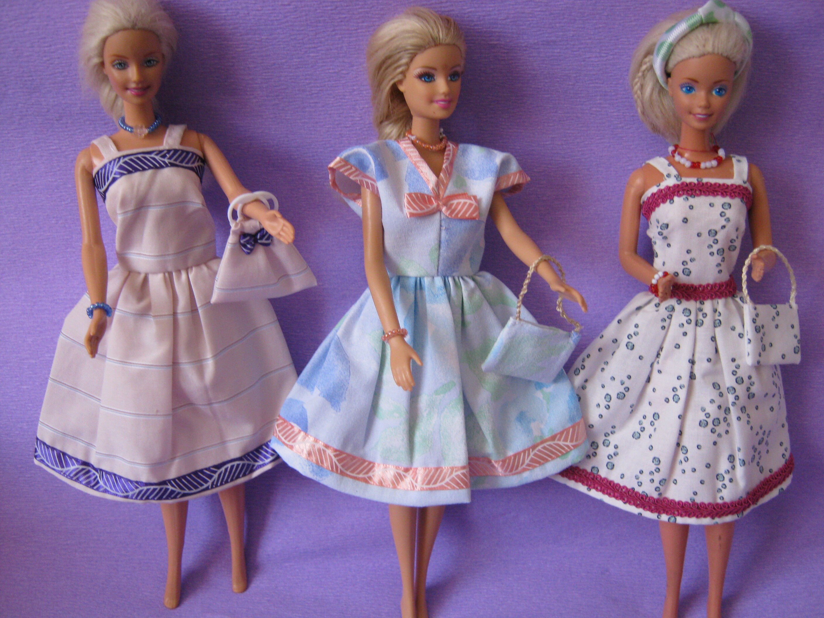 Barbie Lot de 47 vêtements et accessoires originaux, 3 robes de mode, 3  robes courtes, 3