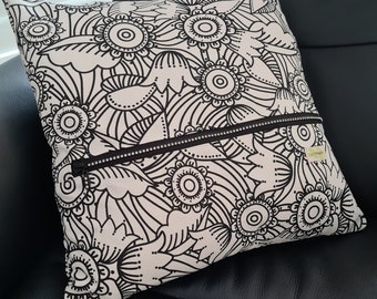 Un coussin noir et blanc fleurs zip strass