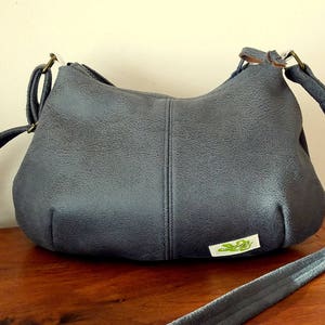 Blaugraue Umhängetasche mit Wildleder-Touch und Innenfutter aus Leinen