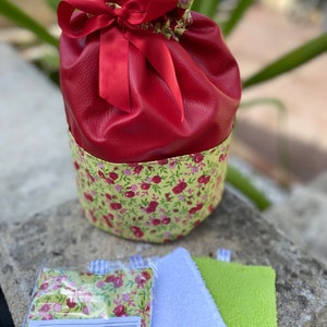 Trousse de toilette femme simili cuir rouge  motif fleur et ses 2 lingettes assorties