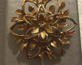 Sarah Coventry Flower gold tone Pin Brooch