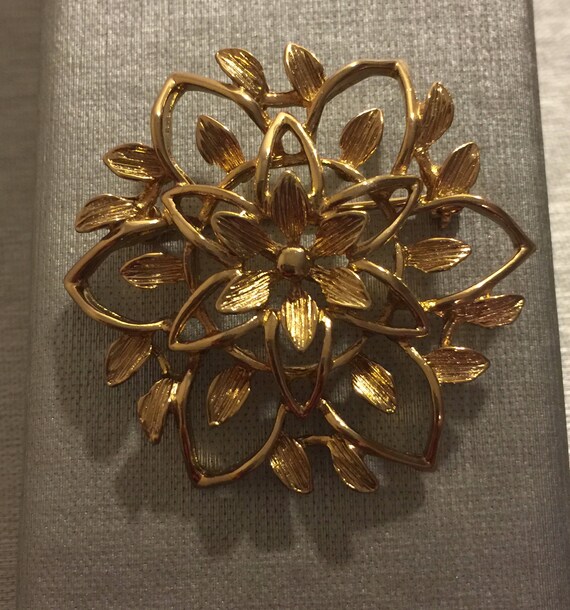 Sarah Coventry Flower gold tone Pin Brooch - image 1