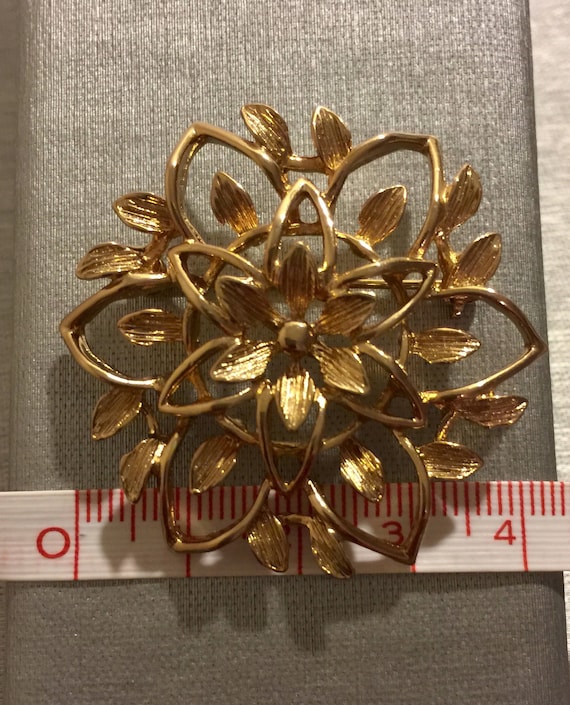 Sarah Coventry Flower gold tone Pin Brooch - image 3