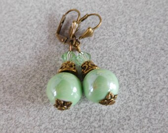 Boucles d'oreilles style victorien perle céramique porcelaine verte  12 mm