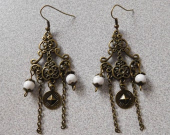 Boucles d'oreilles chandelier rétro couleur bronze perle blanche