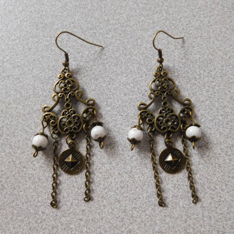 Boucles d'oreilles chandelier rétro couleur bronze perle blanche image 1