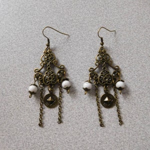 Boucles d'oreilles chandelier rétro couleur bronze perle blanche image 2