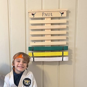 Karate Gürtel Display | Naturholz Gürtelhalter | Taekwondo | Karate | Jiu-Jitsu | Personalisierte Anzeige | Kampfkunst Geschenk Bild 2