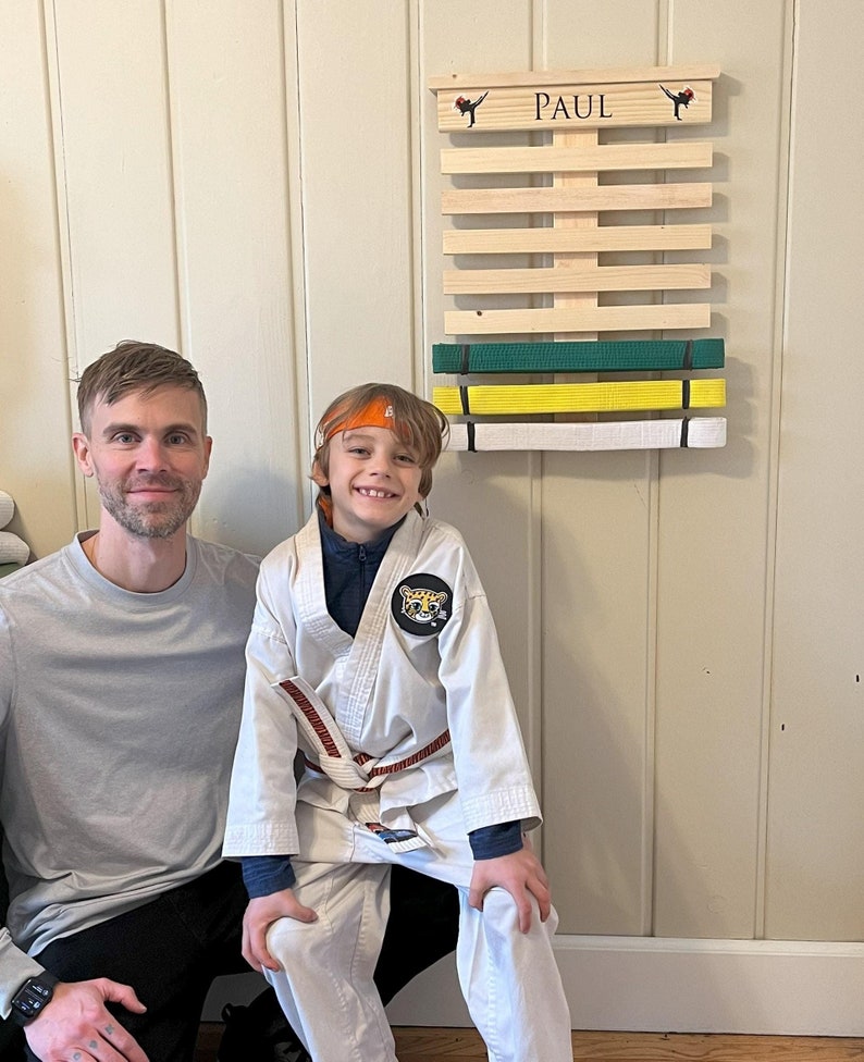 Karate Gürtel Display | Naturholz Gürtelhalter | Taekwondo | Karate | Jiu-Jitsu | Personalisierte Anzeige | Kampfkunst Geschenk Bild 2