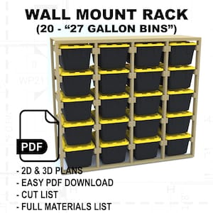 Può includere: Un rack da parete in legno progettato per contenere contenitori di stoccaggio da 20 a 27 galloni. Il rack è realizzato in legno naturale e ha una finitura marrone chiaro. Il rack è mostrato con contenitori di stoccaggio neri e gialli.