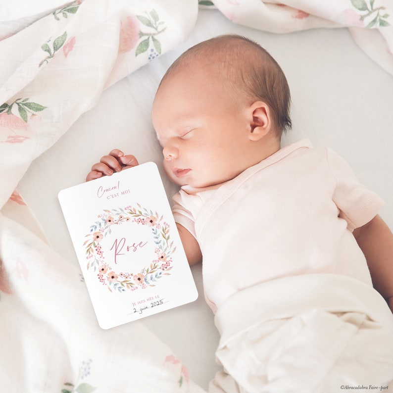 Bébé avec carte étapes personnalisée avec son prénom. Carte étapes fleurie avec couronne de fleurs aquarelle pastel et prénom à l'intérieur.