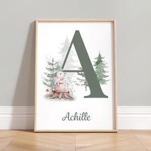 Póster personalizado para habitación infantil con letra y conejo en el bosque