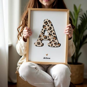 Póster con la letra del nombre del niño en estampado de leopardo beige, póster personalizado para dormitorio de niña o niño, idea de regalo de nacimiento