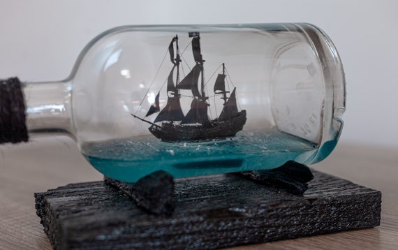 ボトルに入った黒真珠船：手作り木製模型（12x24x9 cm） - Etsy 日本