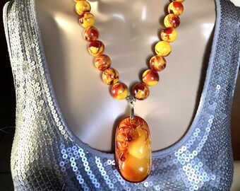 Ambre marbré jaune/orange superbe collier 54 cm grosses perles gros pendentif sculpté, femme