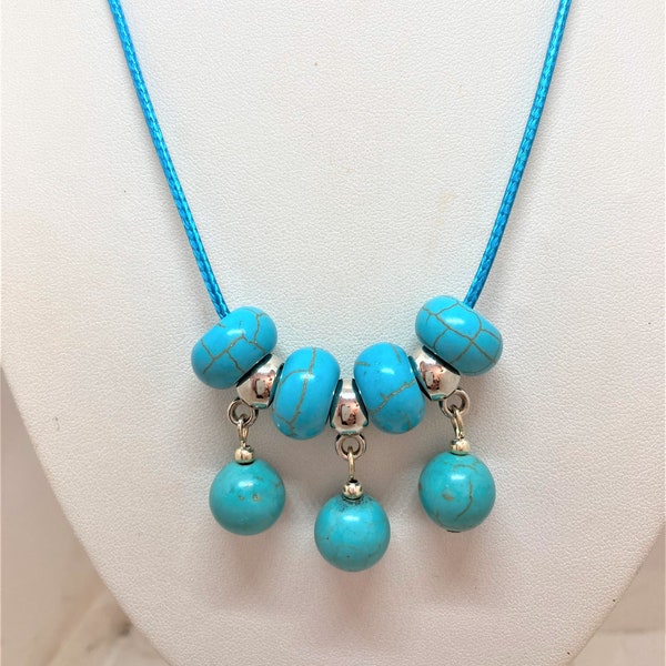 Turquoise joli collier 46/51 cm avec pendants sur cordon coton turquoise