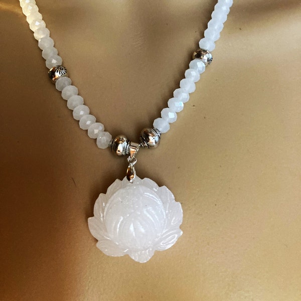 Agate blanche, pendentif sculpté jade blanc collier fin 47cm bijou femme