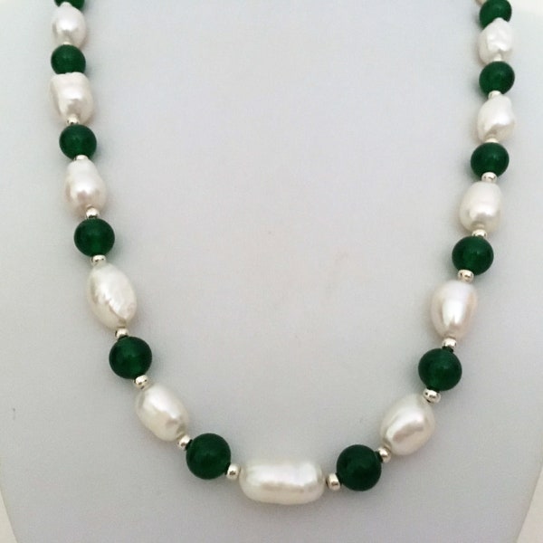 Jade et Perles de culture blanche baroque Collier mi-long 51 cm