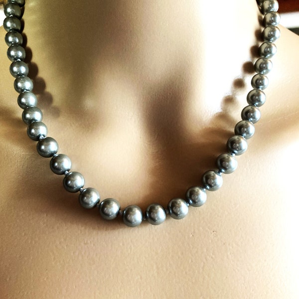 Perles nacrées gris foncé collier 46 cm jolies perles nouées de 10 mm femme