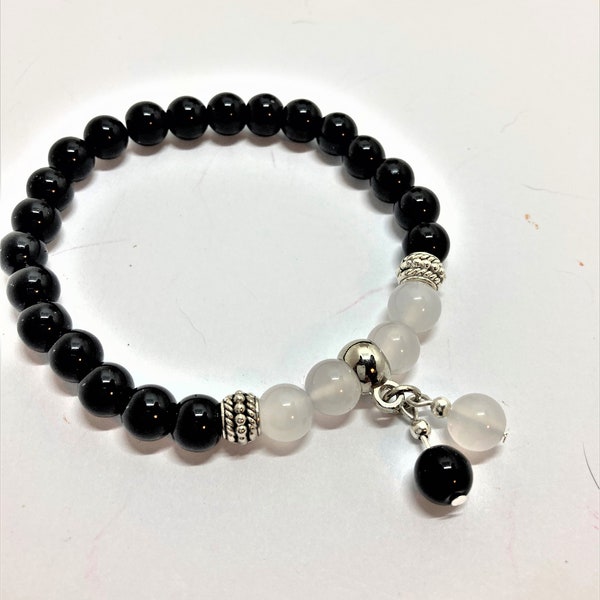 Onyx noir agate blanche bracelet tendance de 16 à 19 cm perles de 8mm avec breloques femme