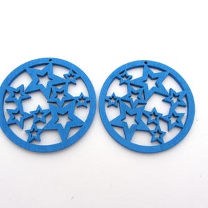 Una perla rotonda di legno, con stelle blu