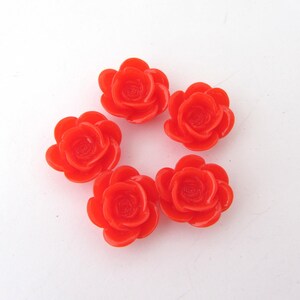 Zestaw 5 pół koralików, Srebrna zawieszka, czerwona farba do wklejania 1,9 cm