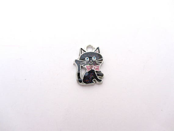 Un pendentif chat, en email de couleur noire
