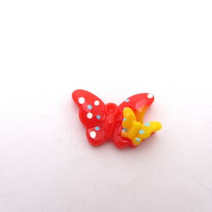 Lot de 8 Papillons en résine rouge avec des petits pois à coller