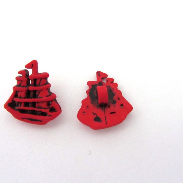 Lot de 2 Petits boutons marins ,en forme de bateau  de couleur rouge