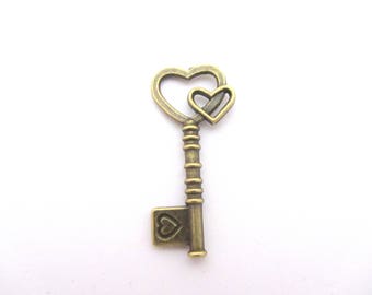 Grand pendentif, breloque, clef avec petit coeur en bronze