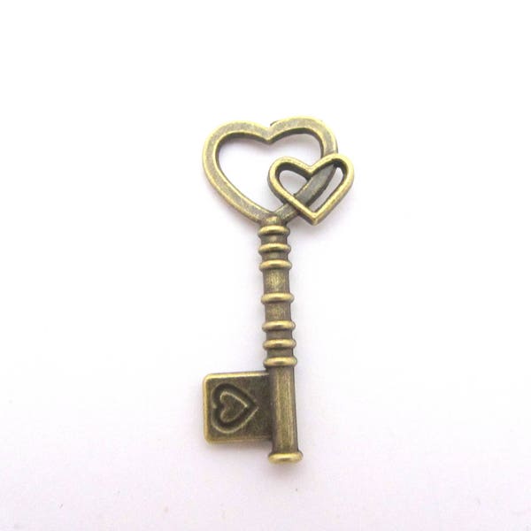 Grand pendentif, breloque, clef avec petit coeur en bronze