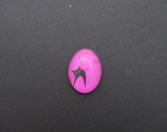 Un cabochon ovale en verre 18x25 mm Chat noir sur fond rose