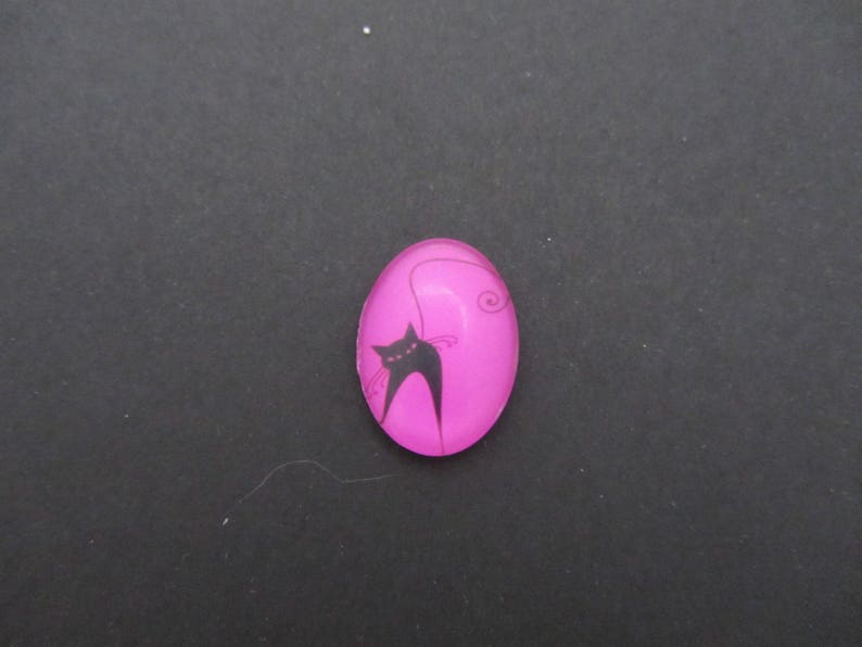 Un cabochon ovale en verre 18x25 mm Chat noir sur fond rose image 1