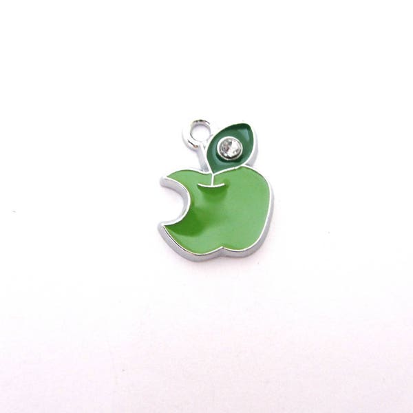 Un pendentif petite pomme, en email de couleur verte