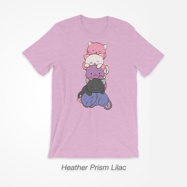 Pu&ograve; includere: T-shirt Heather Prism Lilac lilla chiaro con un disegno di cinque gatti dei cartoni animati impilati uno sull'altro. I gatti sono nei colori rosa, bianco, viola e nero. Il testo "Heather Prism Lilac" &egrave; in basso.