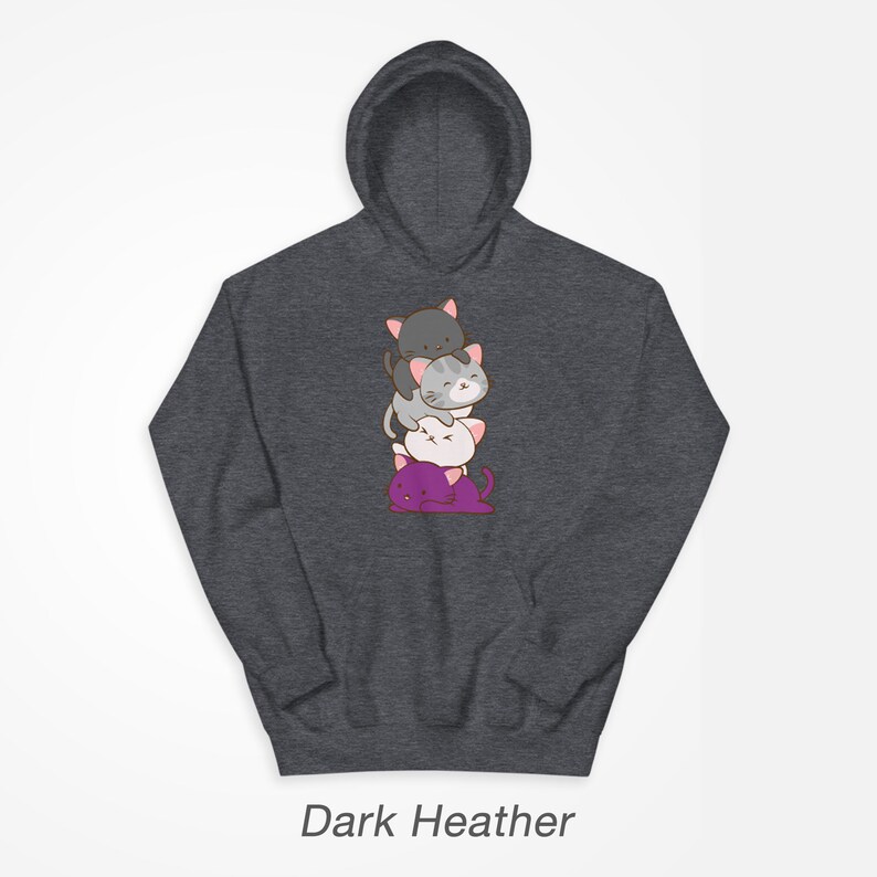 Puede incluir: Sudadera con capucha de color gris oscuro jaspeado con una pila de cuatro gatos de dibujos animados en la parte delantera. Los gatos est&aacute;n apilados uno encima del otro, con el gato de abajo de color morado, el siguiente de color blanco, el siguiente de color gris y el gato de arriba de color negro. Todos los gatos tienen la nariz rosa y bigotes.