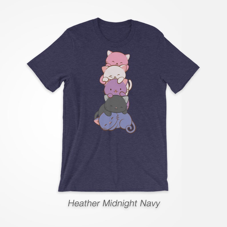 Pu&ograve; includere: T-shirt blu navy melange con un disegno di cinque gatti dei cartoni animati impilati uno sull'altro. I gatti sono nei toni del rosa, bianco, viola e nero, con il gatto in basso su un cuscino blu. Il testo "Heather Midnight Navy" &egrave; in basso.