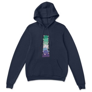 K&ouml;nnte beinhalten: Ein marineblauer Hoodie mit einem Stapel von sechs Cartoon-Katzen in einem Regenbogen-Farbmuster, das auf der Vorderseite aufgedruckt ist.
