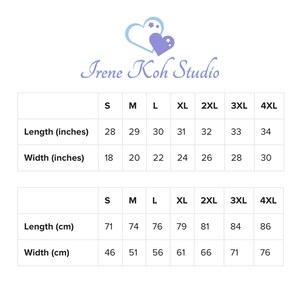 Pu&ograve; includere: Un grafico bianco con misure di taglie di abbigliamento. Le taglie vanno dalla S alla 4XL, con lunghezza e larghezza in centimetri. Il logo Irene Koh Studio, un cuore e stelle, &egrave; in alto.
