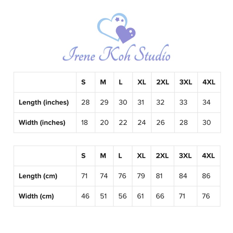 Pu&ograve; includere: Un grafico bianco con misure di taglie di abbigliamento. Le taglie vanno dalla S alla 4XL, con lunghezza e larghezza in centimetri. Il logo Irene Koh Studio, un cuore e stelle, &egrave; in alto.
