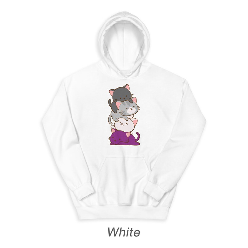 Puede incluir: Sudadera con capucha blanca con un gr&aacute;fico de cuatro gatos de dibujos animados apilados. Los gatos son grises, blancos y morados.