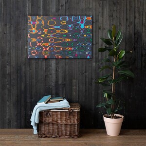 Puede incluir: Impresión en lienzo de arte abstracto con un fondo gris oscuro y patrones ondulados coloridos en tonos naranja, amarillo, azul y verde. La obra de arte se exhibe en una pared de madera oscura, con una cesta de mimbre y una planta en maceta en primer plano.