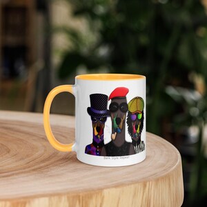 Könnte beinhalten: Weiße Keramik-Tasse mit gelbem Henkel und Innenraum. Die Tasse zeigt eine farbenfrohe Illustration von drei Dackeln mit Hüten und Sonnenbrillen. Der Text "Bark Style Repeat!" ist auf die Tasse gedruckt.