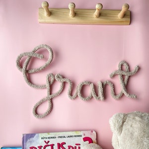 Nombre de bebé suave de mamá beige - Decoración de pared de guardería de punto personalizada - Etiqueta de letra de osito de peluche personalizada para sala de juegos caprichosa - Letrero de palabra para puerta